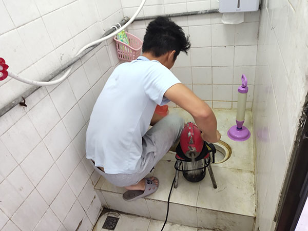 四方台管道堵塞冒臭气 专业师傅现场解决问题