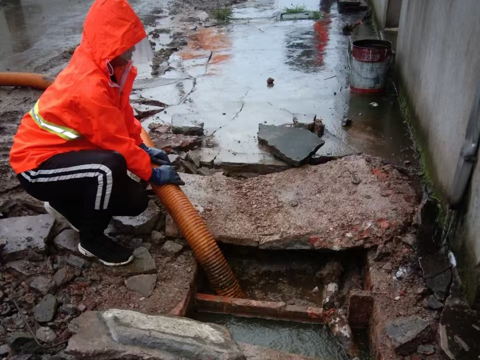 四方台专业清理污水池 炜誉市政以规范流程守护城市 “肠道”