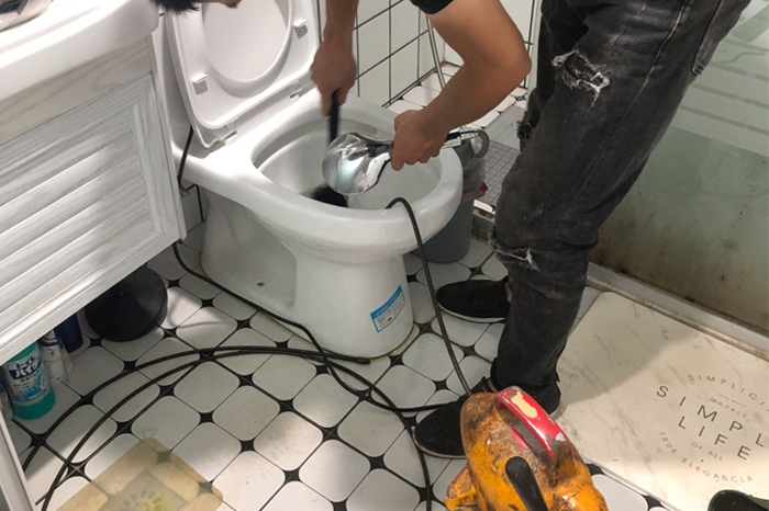 四方台马桶堵塞自己疏通还是找师傅？专业上门服务让你省时更省心